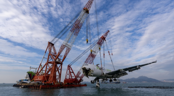 同花顺配资 香港坠海货机机身已被吊起！将移到存放点交由调查机构处理
